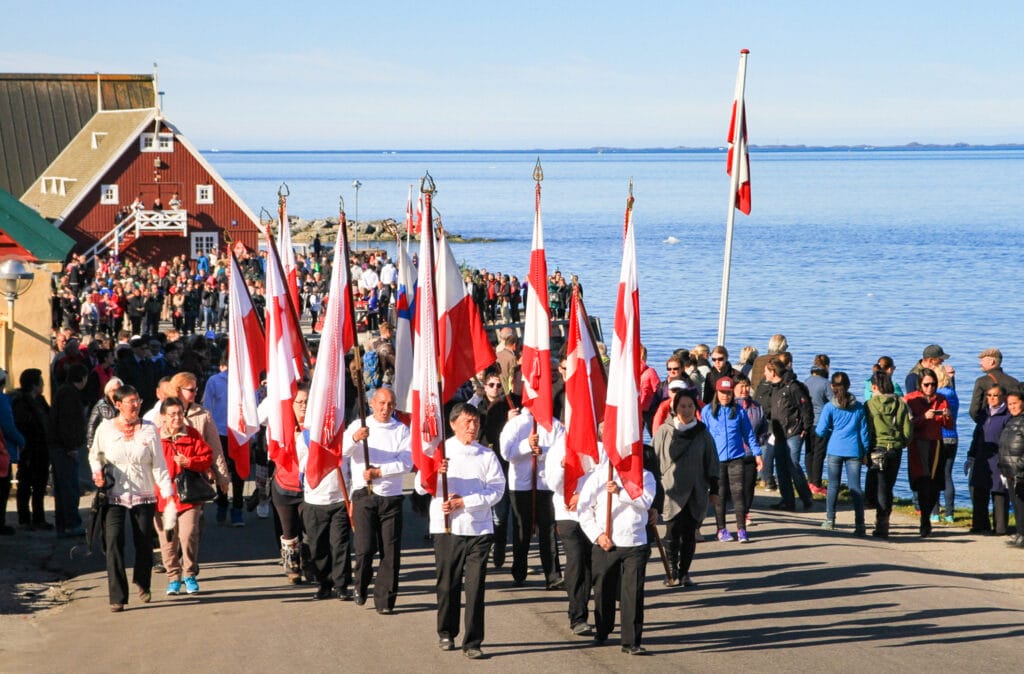 Toke Brødsgaard. Sfilata della Giornata Nazionale della Groenlandia nel porto coloniale di Nuuk