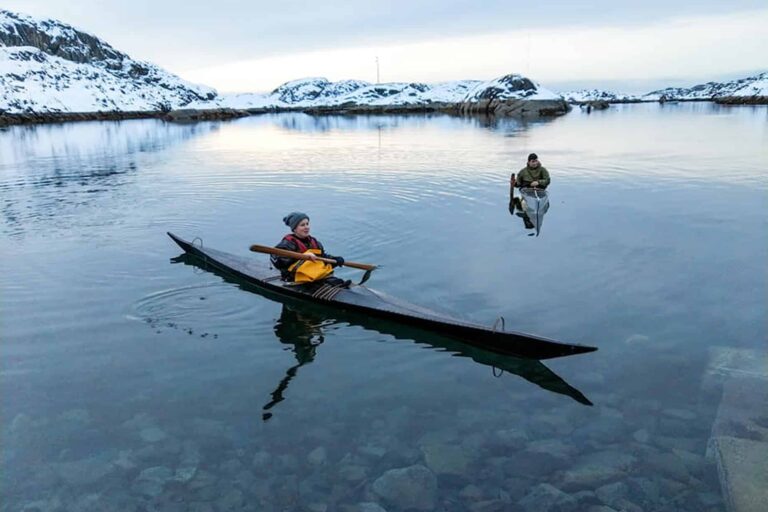 Ro med en traditionel Grønlandsk kajak | Sisimiut - Billede 2