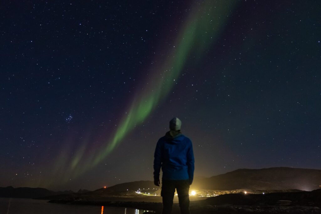 En mand der observerer det flotte nordlys