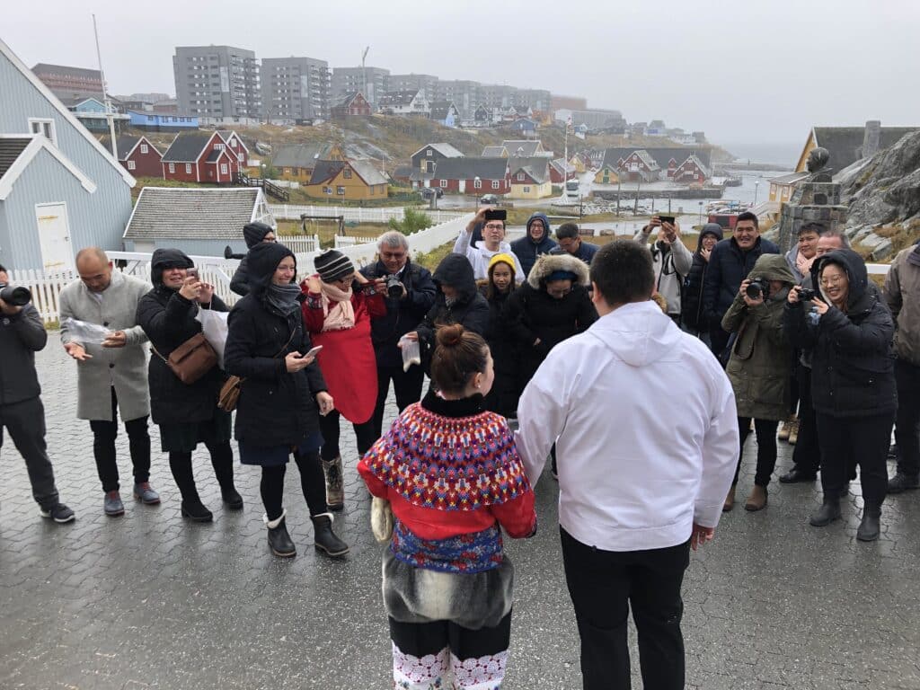 Alle foran kirken efter vielsen