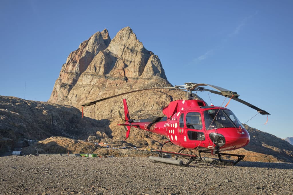 Helikopter på et bjerg i Uummannaq