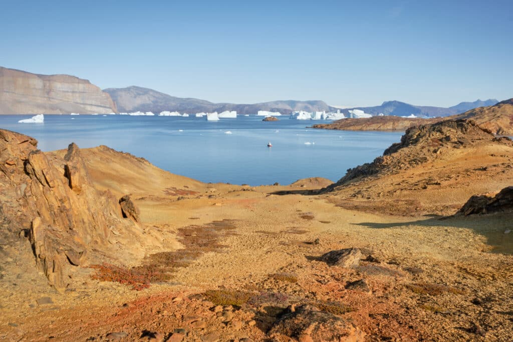 Fantastisk kontrast mellem den gule arktiske ørken og den blå fjord