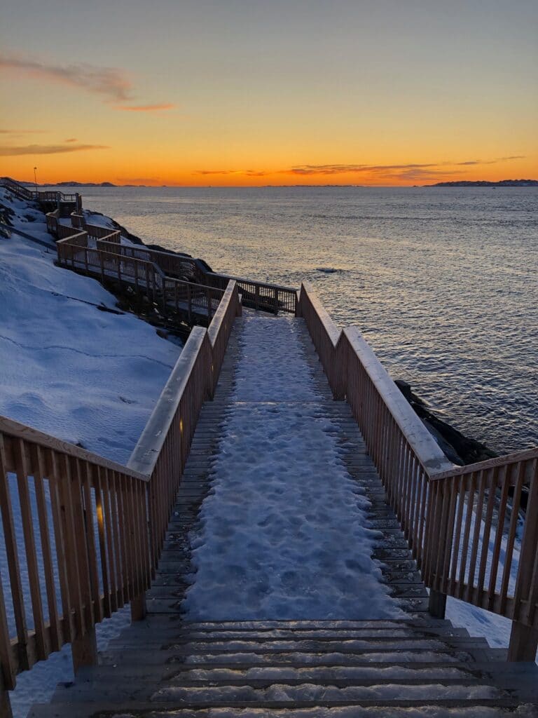 En gåtur ved gangbroen i Nuuk ved Kolonihavnen