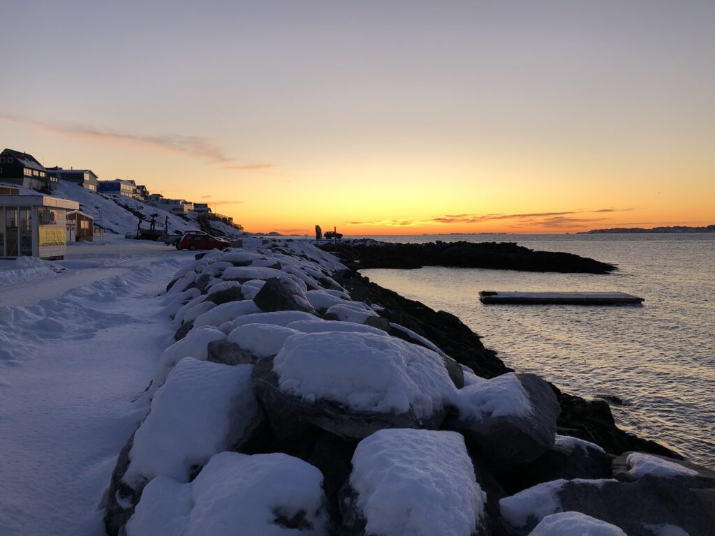 En solnedgang i Nuuk i december måned