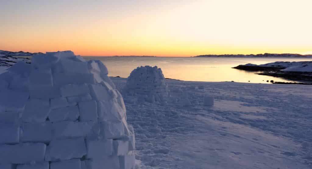 Igloer ved solnedgang