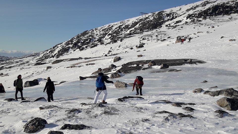 Folk der skøjter rundt på isen
