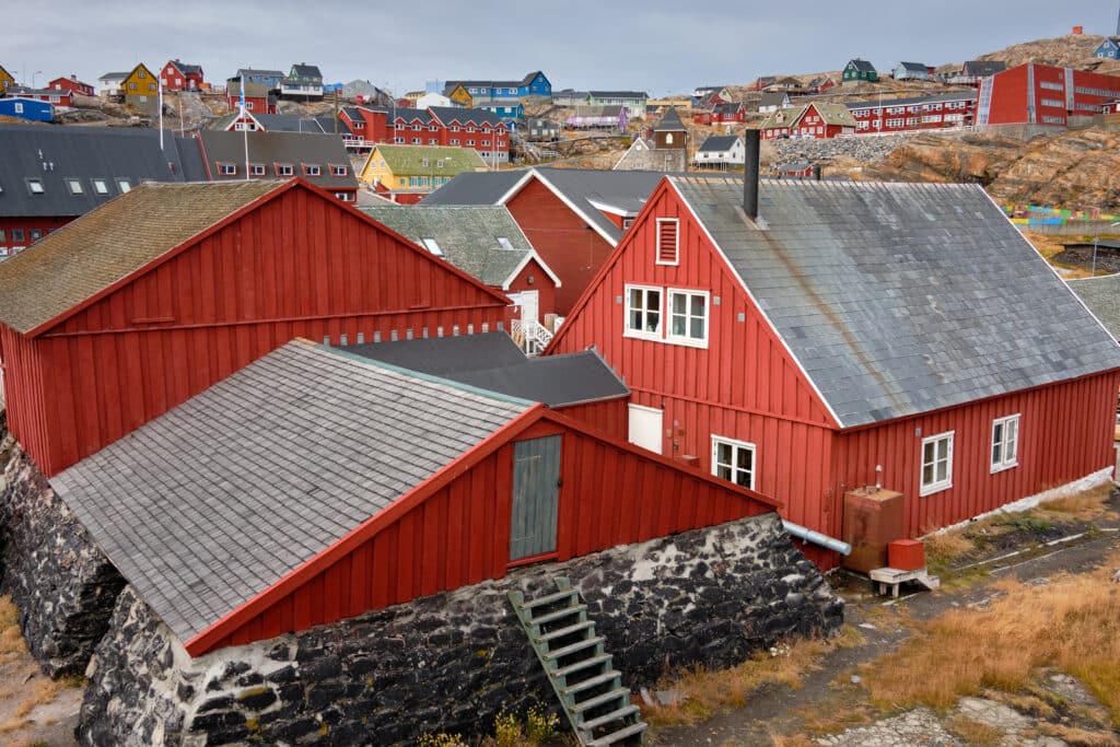 Historiske røde bygninger i byen