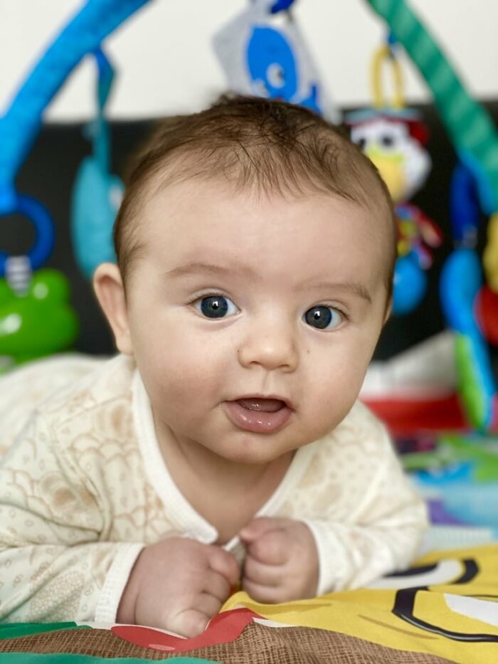 min lille guldklump på legetæppet