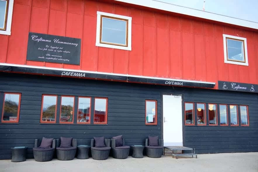 Cafémma har ofte lækre stole udenfor, så du kan nyde udsigten